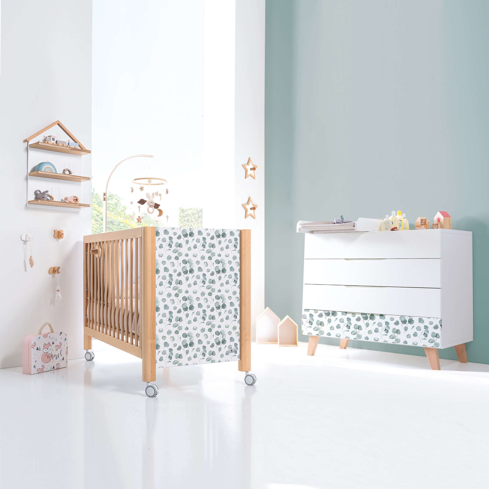 Lettino 60x120 cm legno con vinile foglie da eucalipto sulla testata · Ombra Musgo