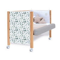 Lettino 60x120 cm legno con vinile foglie da eucalipto sulla testata · Ombra Musgo