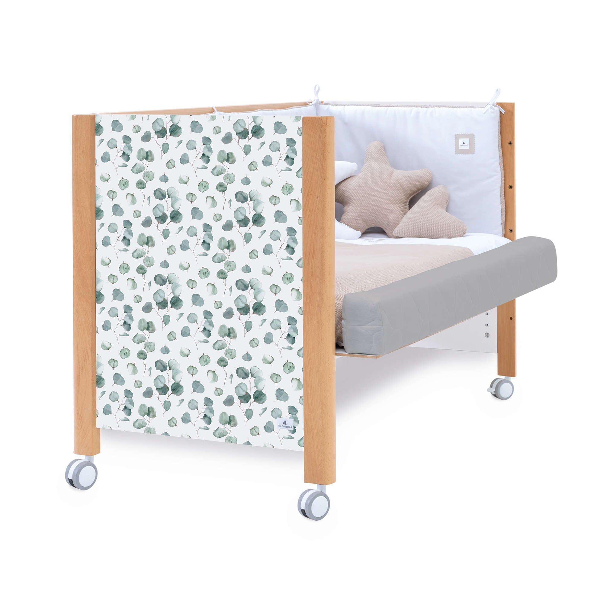 Lettino 60x120 cm legno con vinile foglie da eucalipto sulla testata · Ombra Musgo