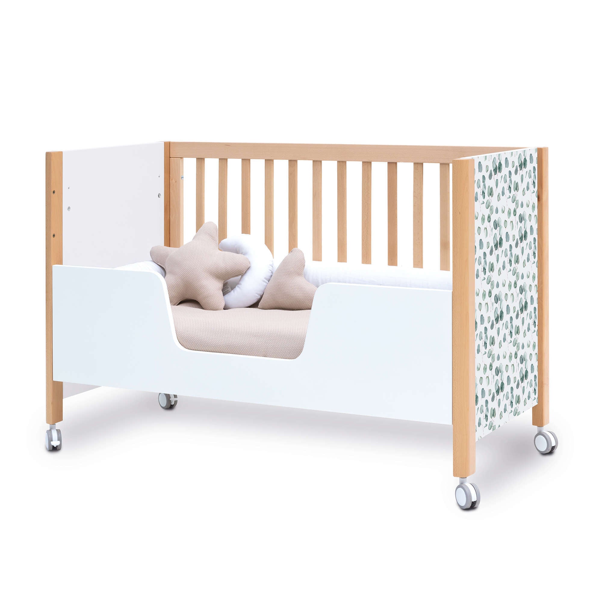 Lettino 60x120 cm legno con vinile foglie da eucalipto sulla testata · Ombra Musgo