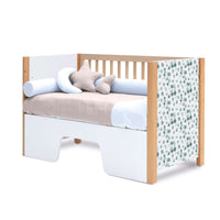 Lettino 60x120 cm legno con vinile foglie da eucalipto sulla testata · Ombra Musgo