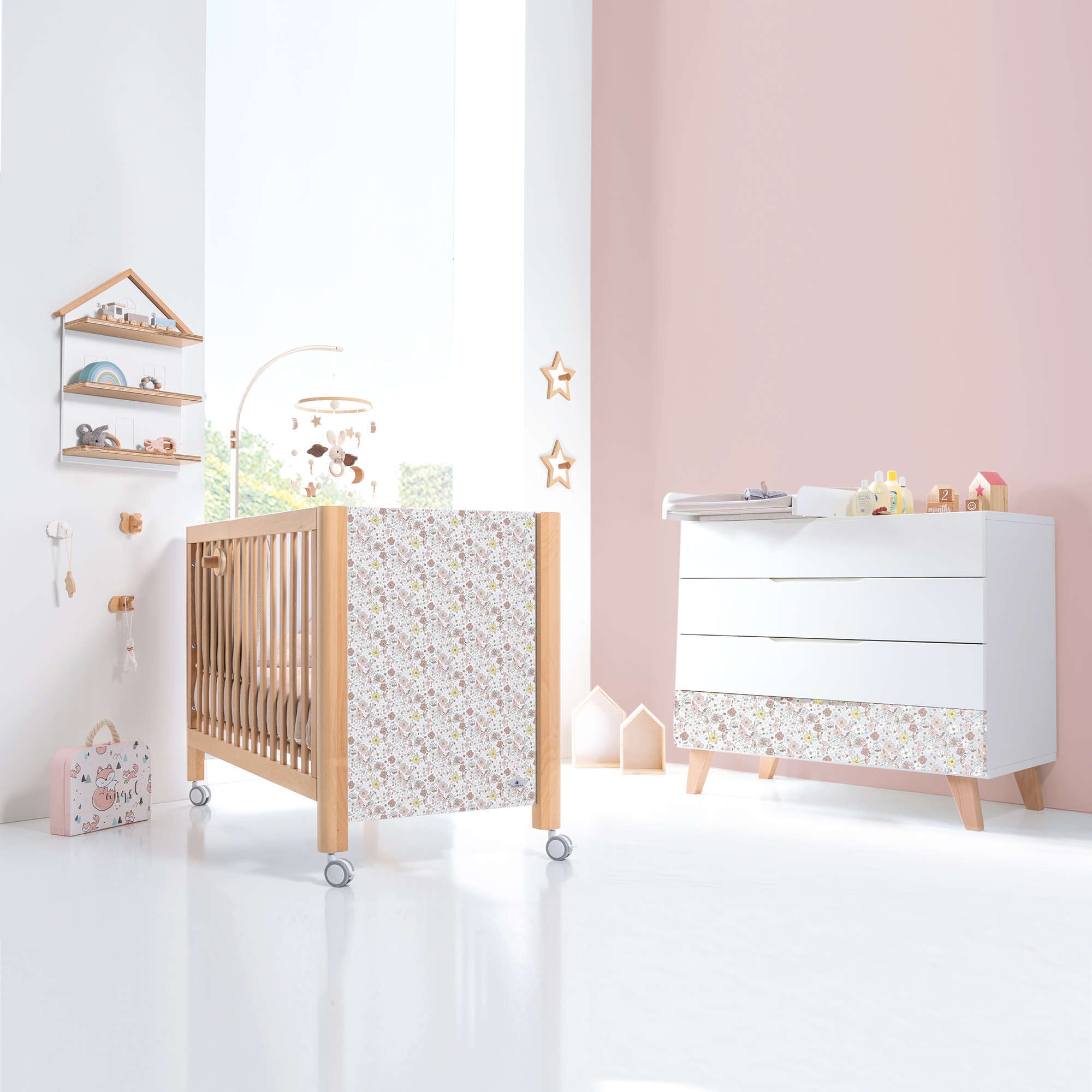 Lettino 60x120 cm legno con vinile fiori rosa sulla testata · Ombra Liberty