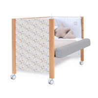 Lettino 60x120 cm legno con vinile fiori rosa sulla testata · Ombra Liberty