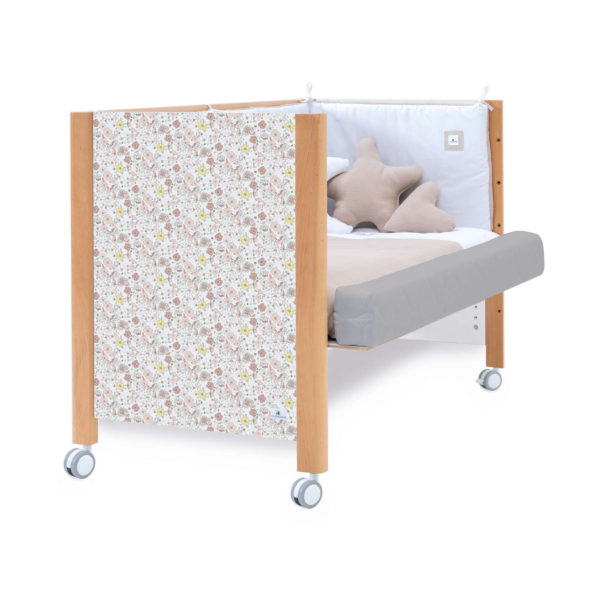 Lettino 60x120 cm legno con vinile fiori rosa sulla testata · Ombra Liberty