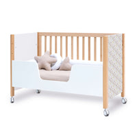 Lettino 60x120 cm legno con vinile fiori rosa sulla testata · Ombra Liberty