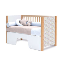 Lettino 60x120 cm legno con vinile fiori rosa sulla testata · Ombra Liberty