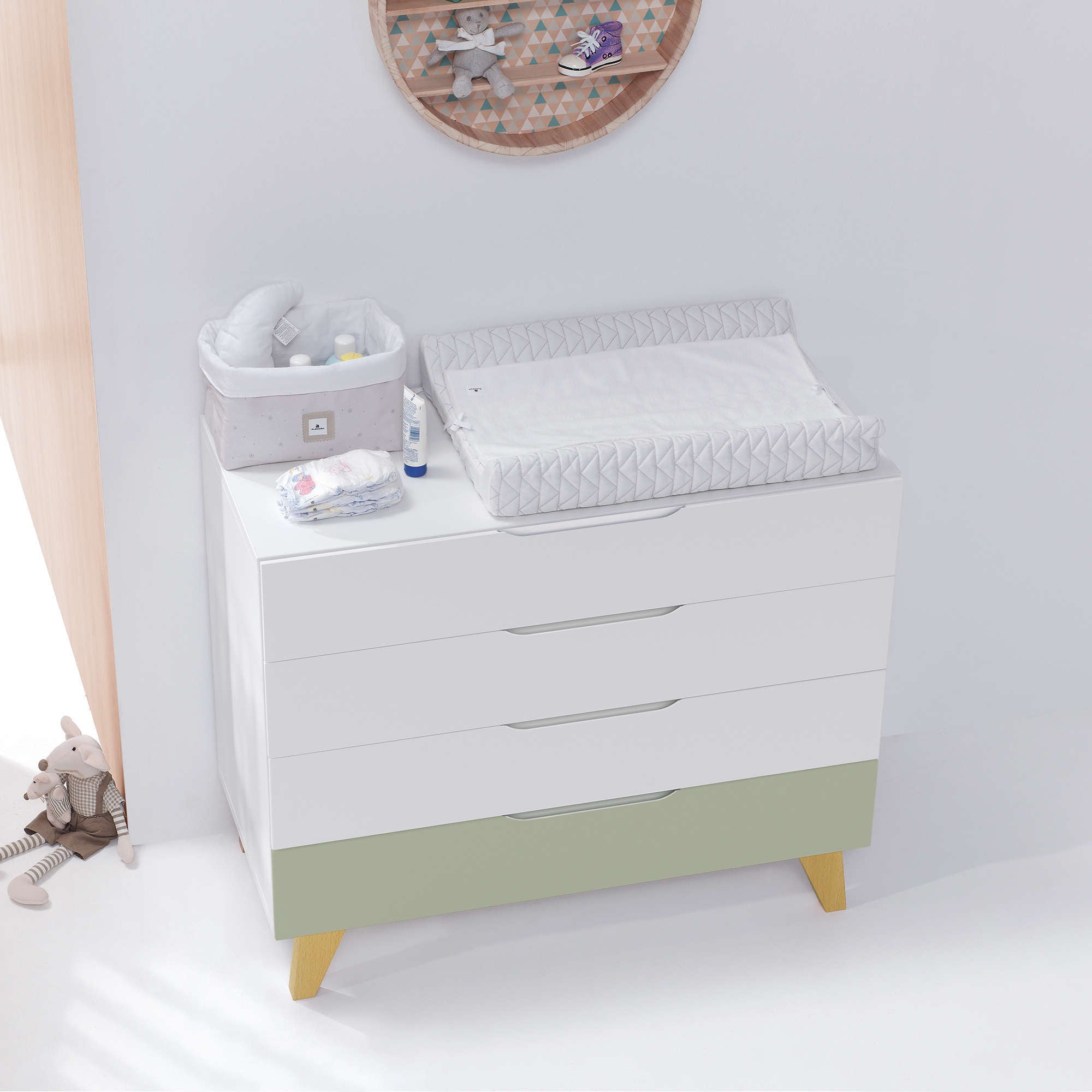 Cassettiera neonati (4 cassetti) bianco con gambe di legno · Lifestyle D247R