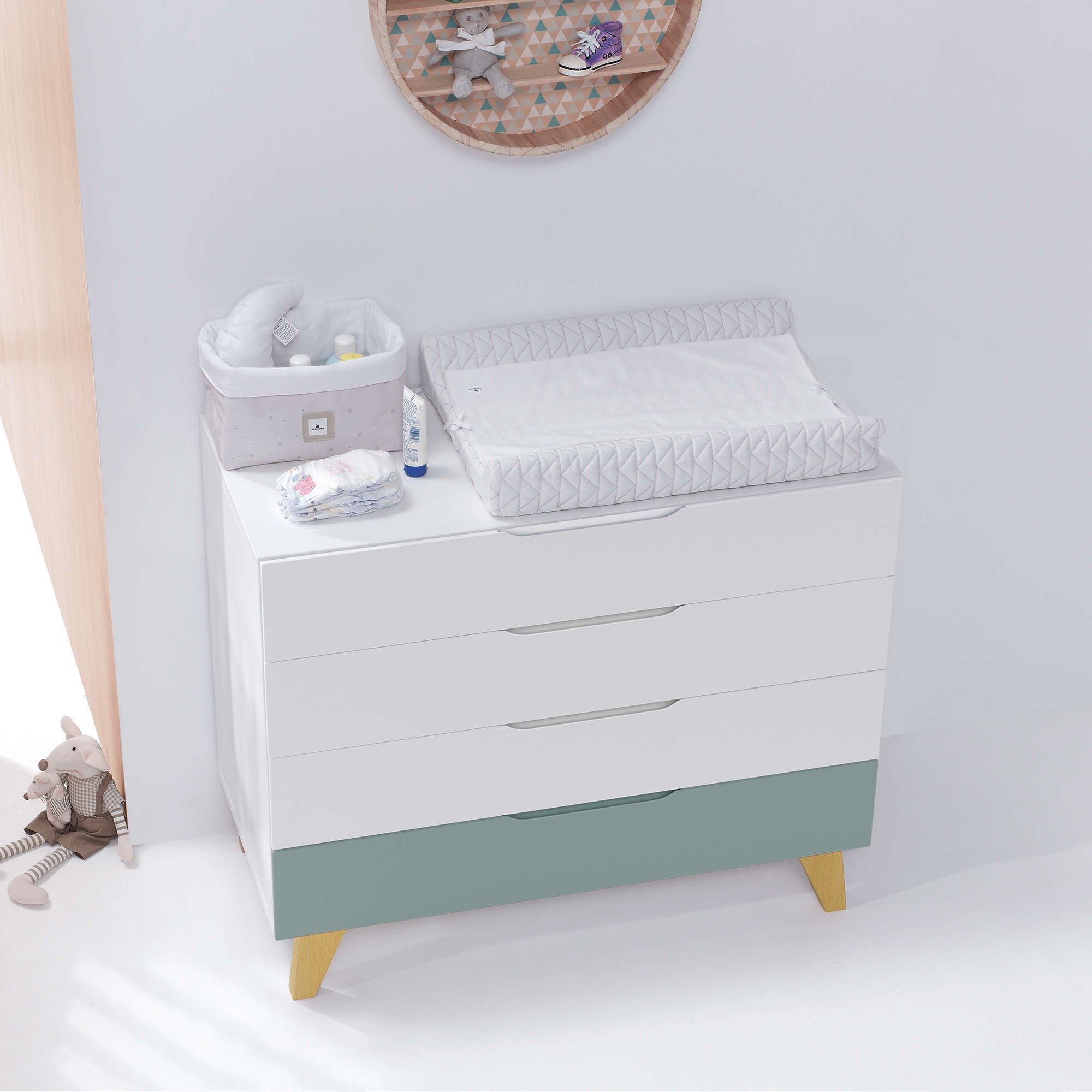 Cassettiera neonati (4 cassetti) bianco con gambe di legno · Lifestyle D247R