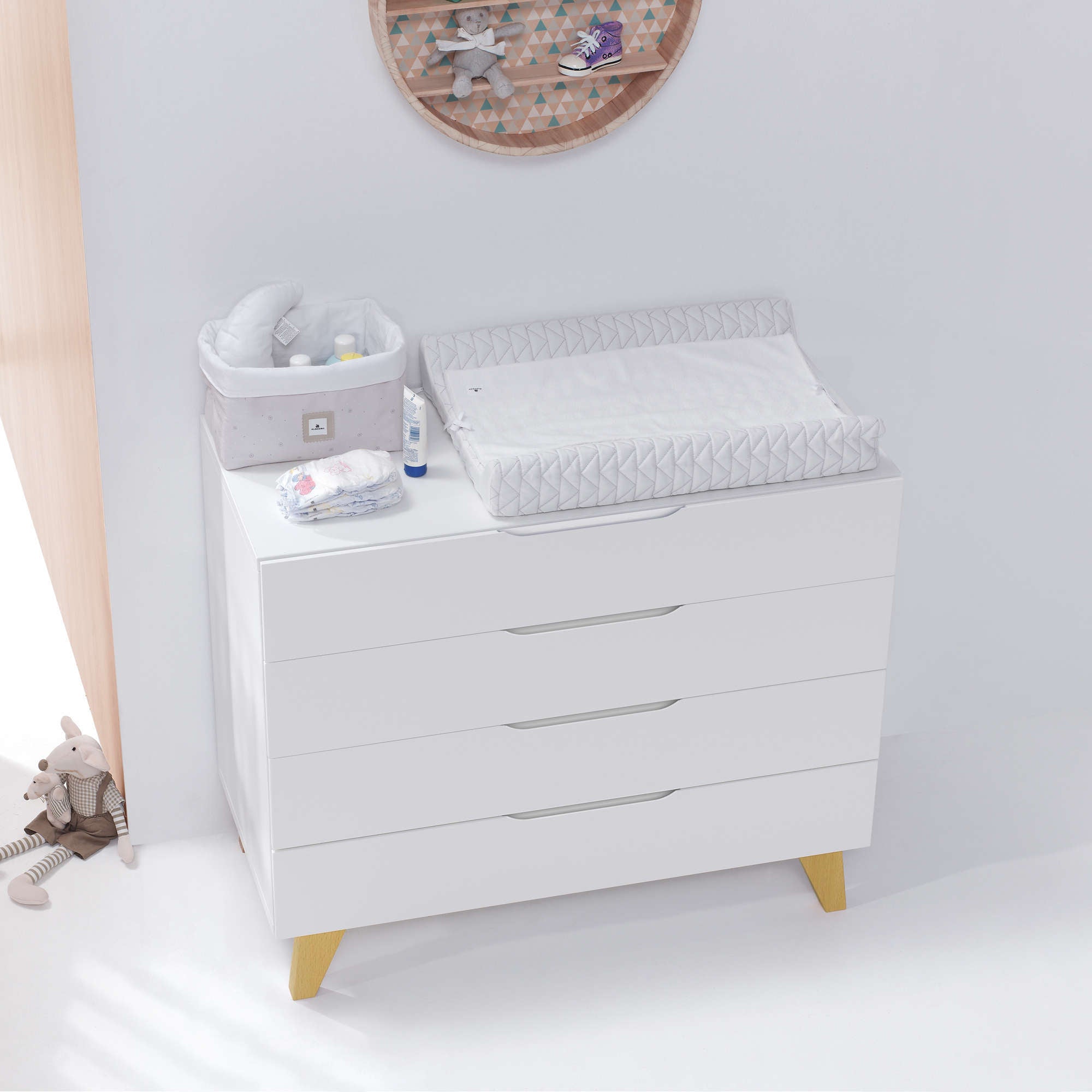 Cassettiera neonati (4 cassetti) bianco con gambe di legno · Lifestyle D247R