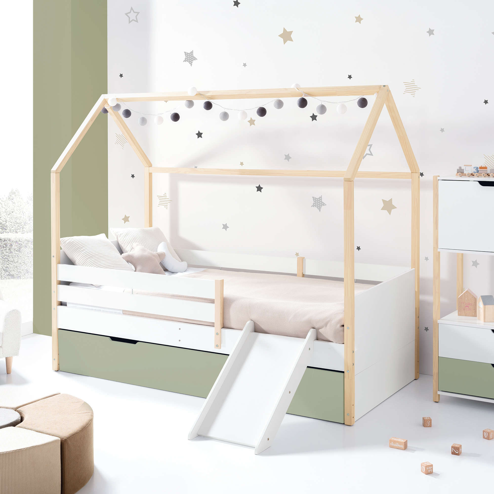 Cuna casita Montessori de madera, con tobogán para juegos y diseño educativo para niños