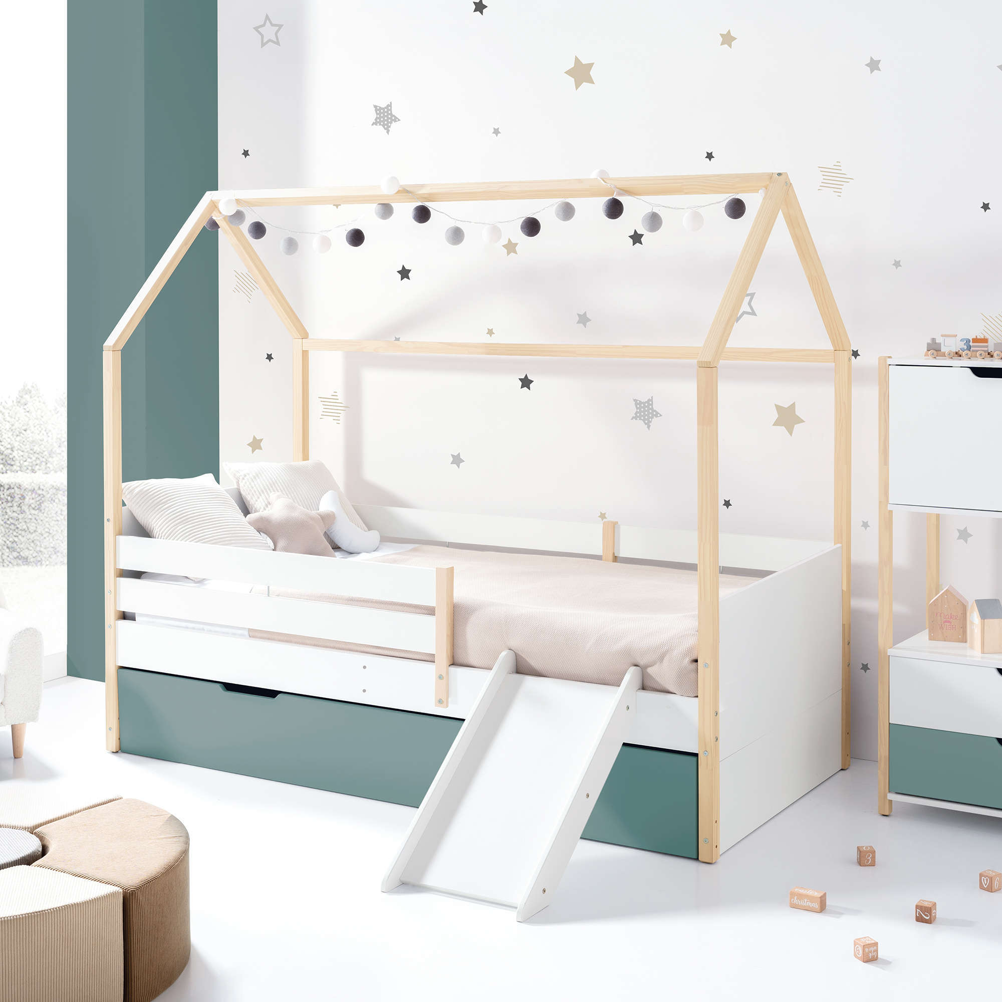 Cuna casita Montessori de madera, con tobogán para juegos y diseño educativo para niños