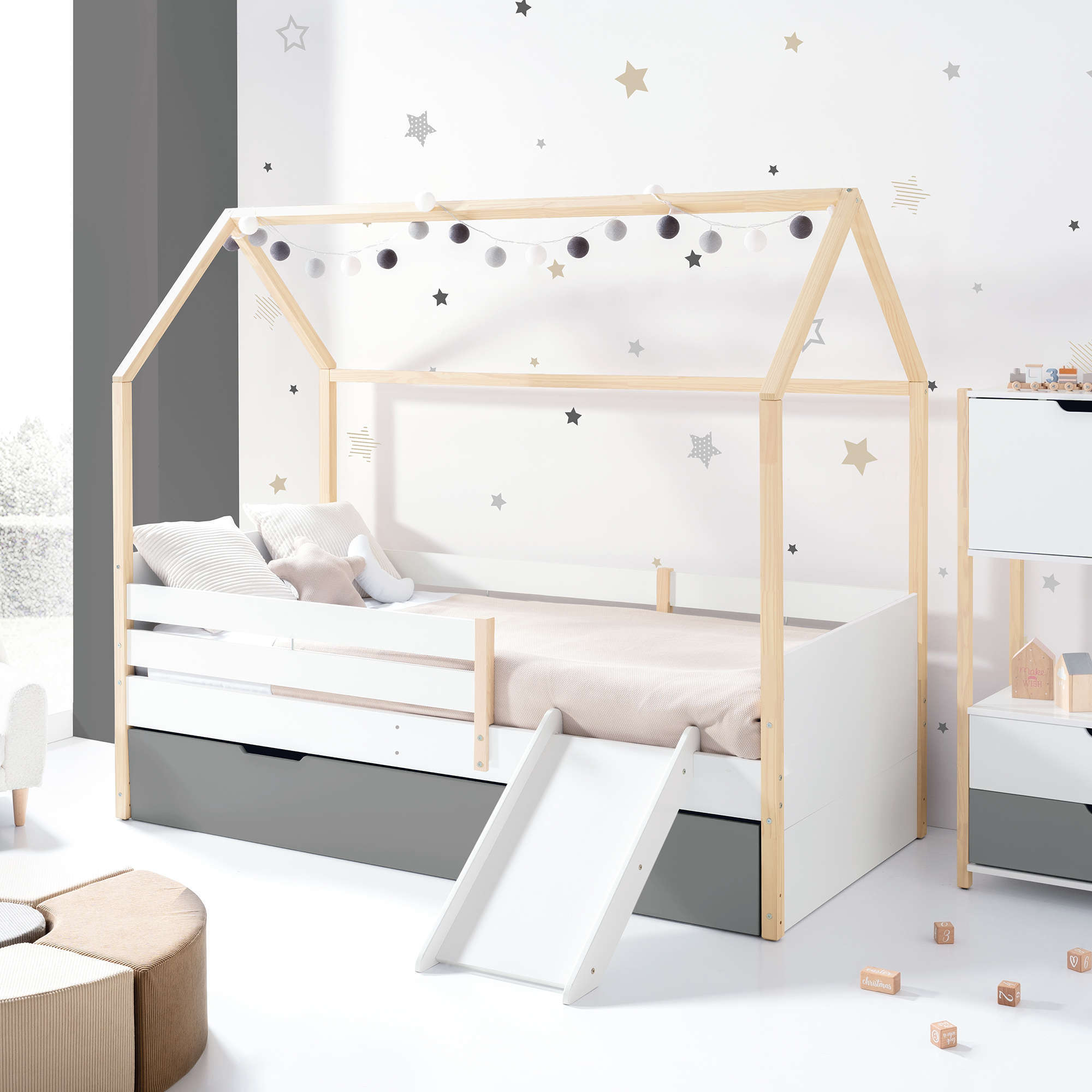 Cuna casita Montessori de madera, con tobogán para juegos y diseño educativo para niños