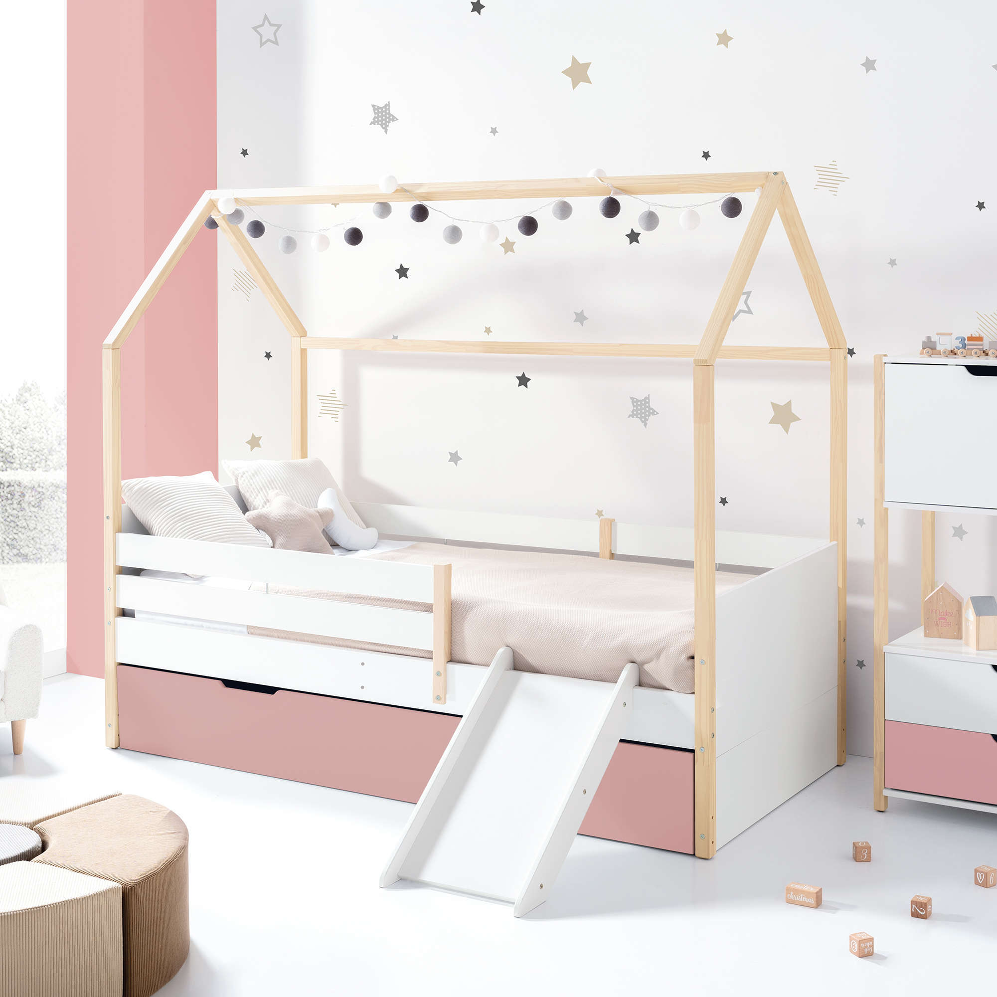 Cuna casita Montessori de madera, con tobogán para juegos y diseño educativo para niños