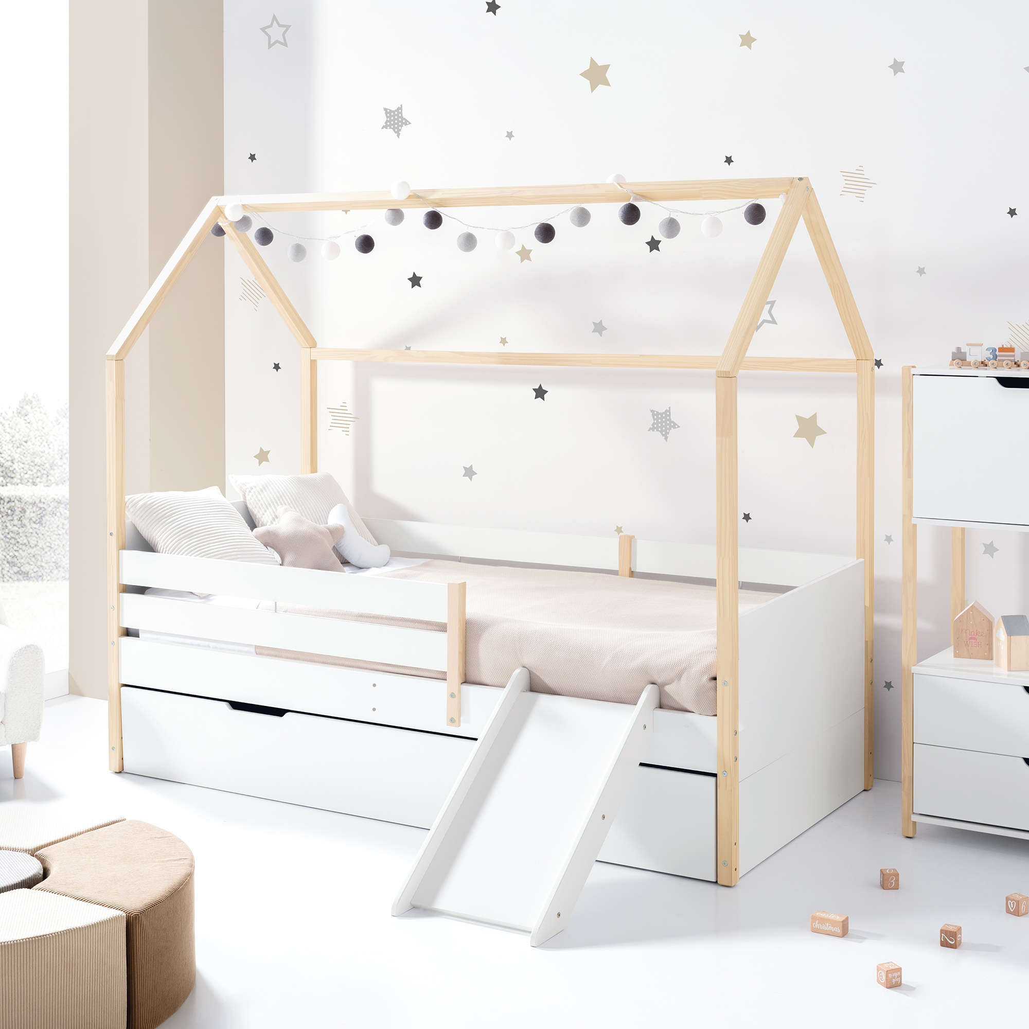 cama grande con forma de casa