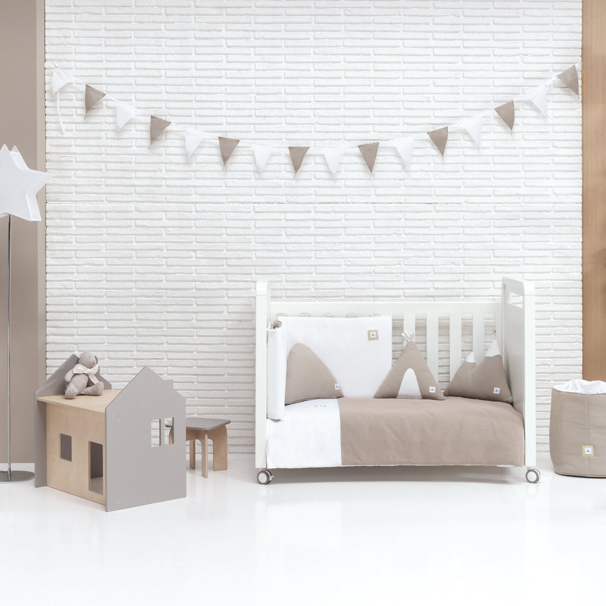 Mobiliario y textil de cuna en blanco y beige