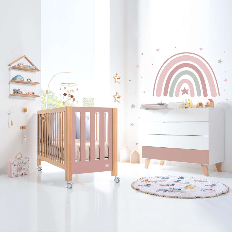 Habitación infantil con cuna transformable colecho y cómoda en rosa y madera