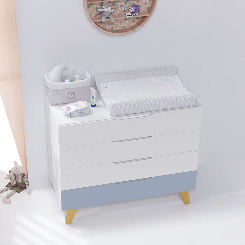 Cassettiera neonati (4 cassetti) bianco con gambe di legno · Lifestyle D247R