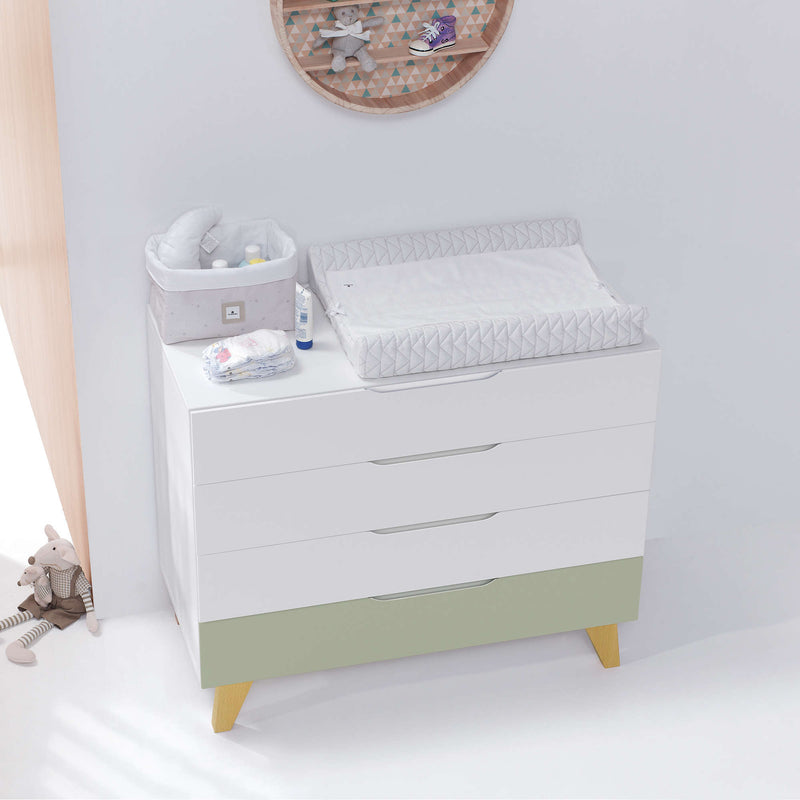 Cassettiera neonati (4 cassetti) bianco con gambe di legno · Lifestyle D247R