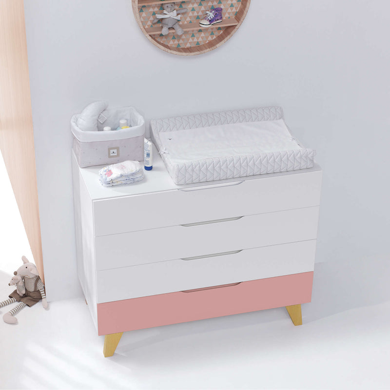 Cassettiera neonati (4 cassetti) bianco con gambe di legno · Lifestyle D247R