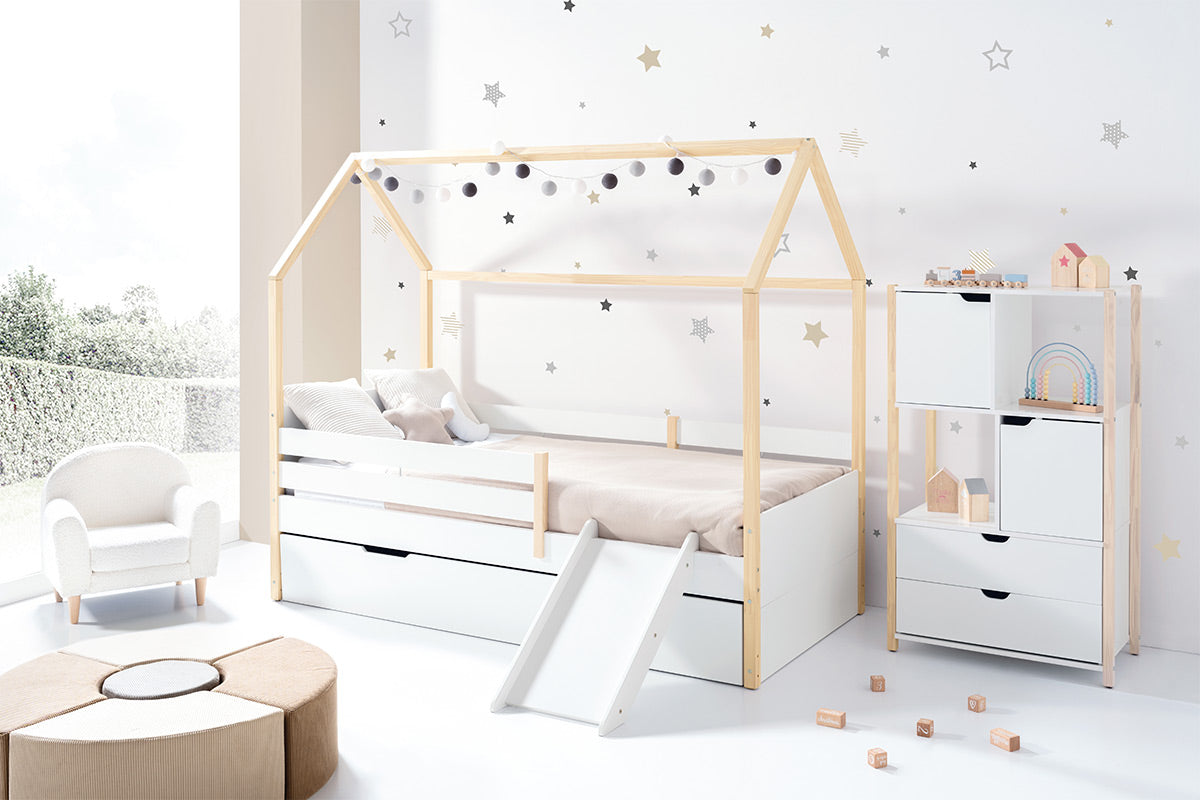 Habitación infantil Montessori en blanco y madera para niños