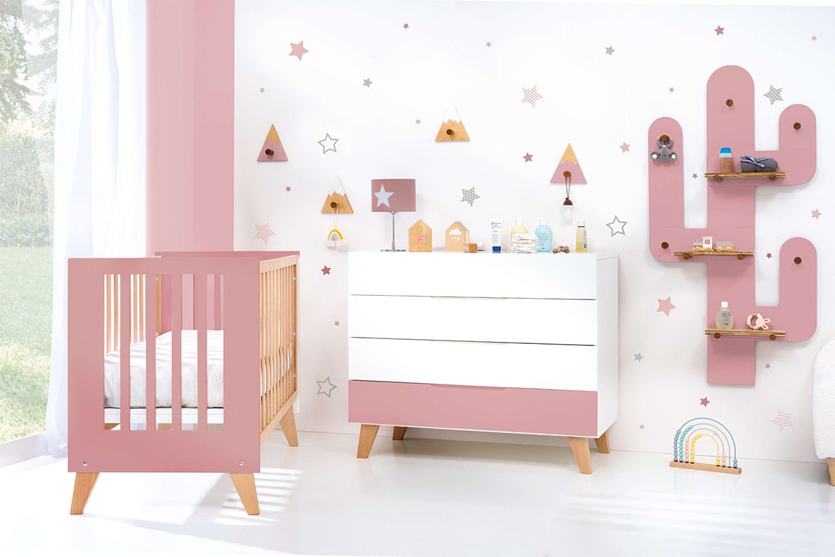 Habitación de bebé niña en blanco, madera y rosa