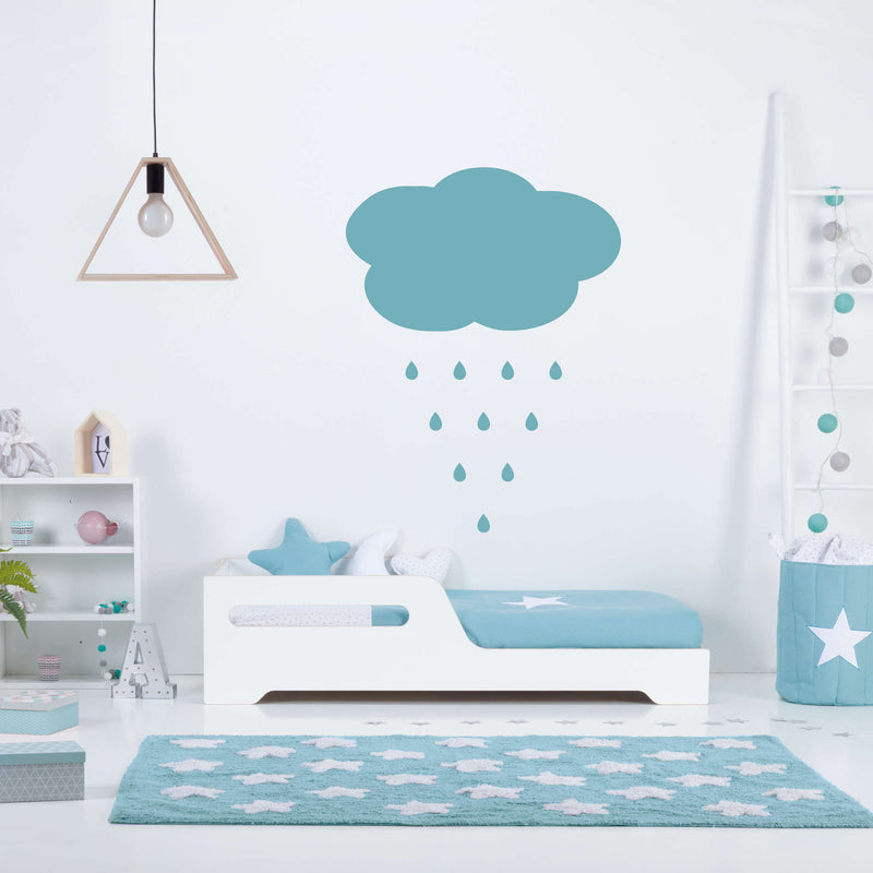 Cama pequeña montessori de madera blanca y cesto azul estrella