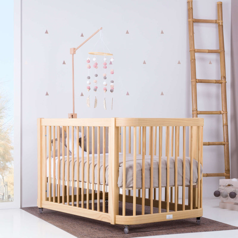 Cuna colecho madera natural convertible en camita montessori de color madera natural