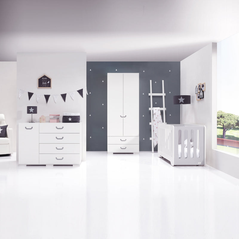 Dormitorio gris con cómoda infantil grande con puerta y cajonera